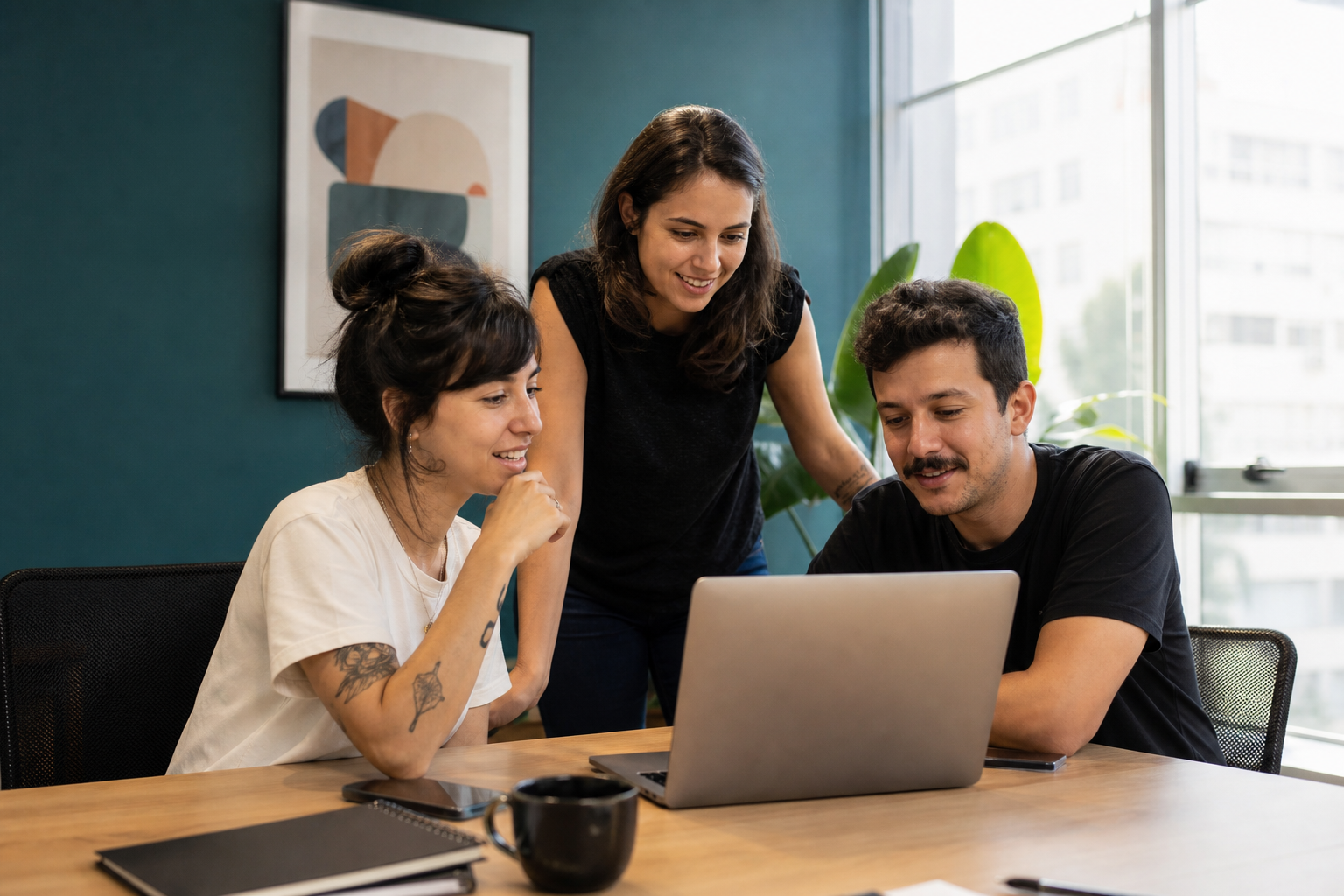 Equipe de agência revisando conteúdo de clientes na Lia