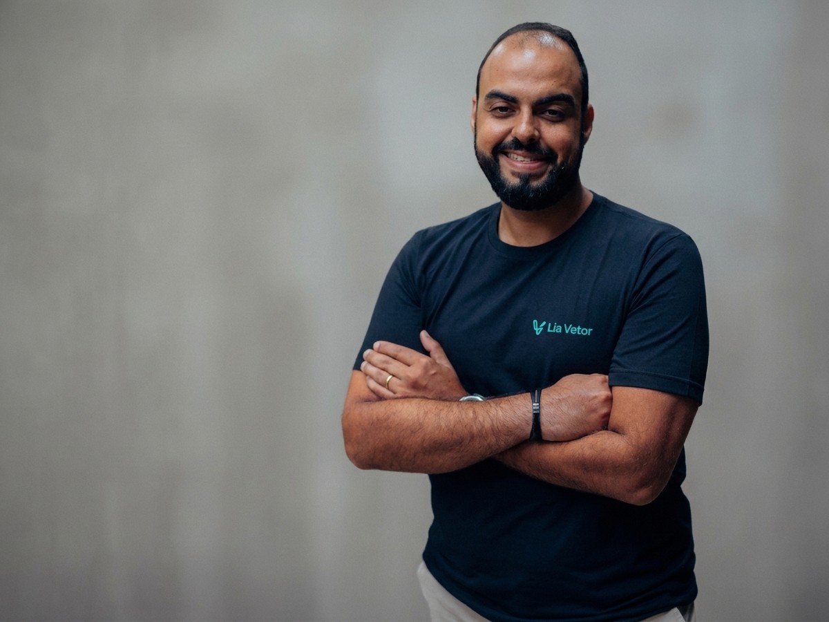 Apolo Lira, fundador da Lia Vetor, com a logo da marca na camiseta